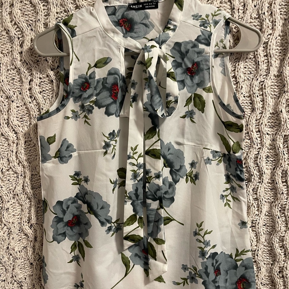 SHEIN Sleeveless Floral Blouse - White and Blue